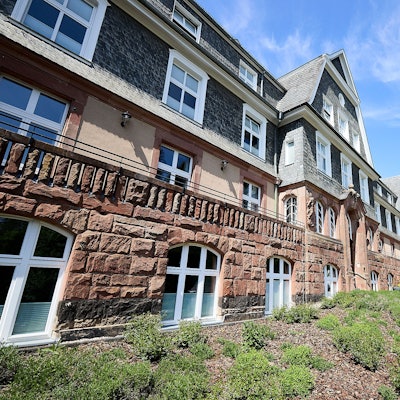 Im einstigen Kloster in Nettersheim hat sich ein Ärztezentrum etabliert, in dem mehrere Fachrichtungen zusammenarbeiten.