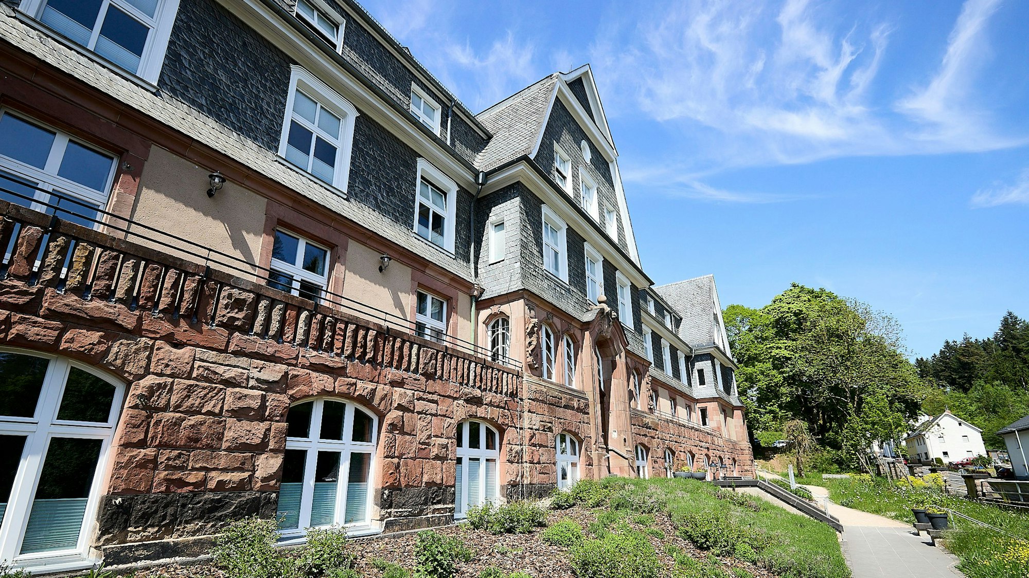 Im einstigen Kloster in Nettersheim hat sich ein Ärztezentrum etabliert, in dem mehrere Fachrichtungen zusammenarbeiten.