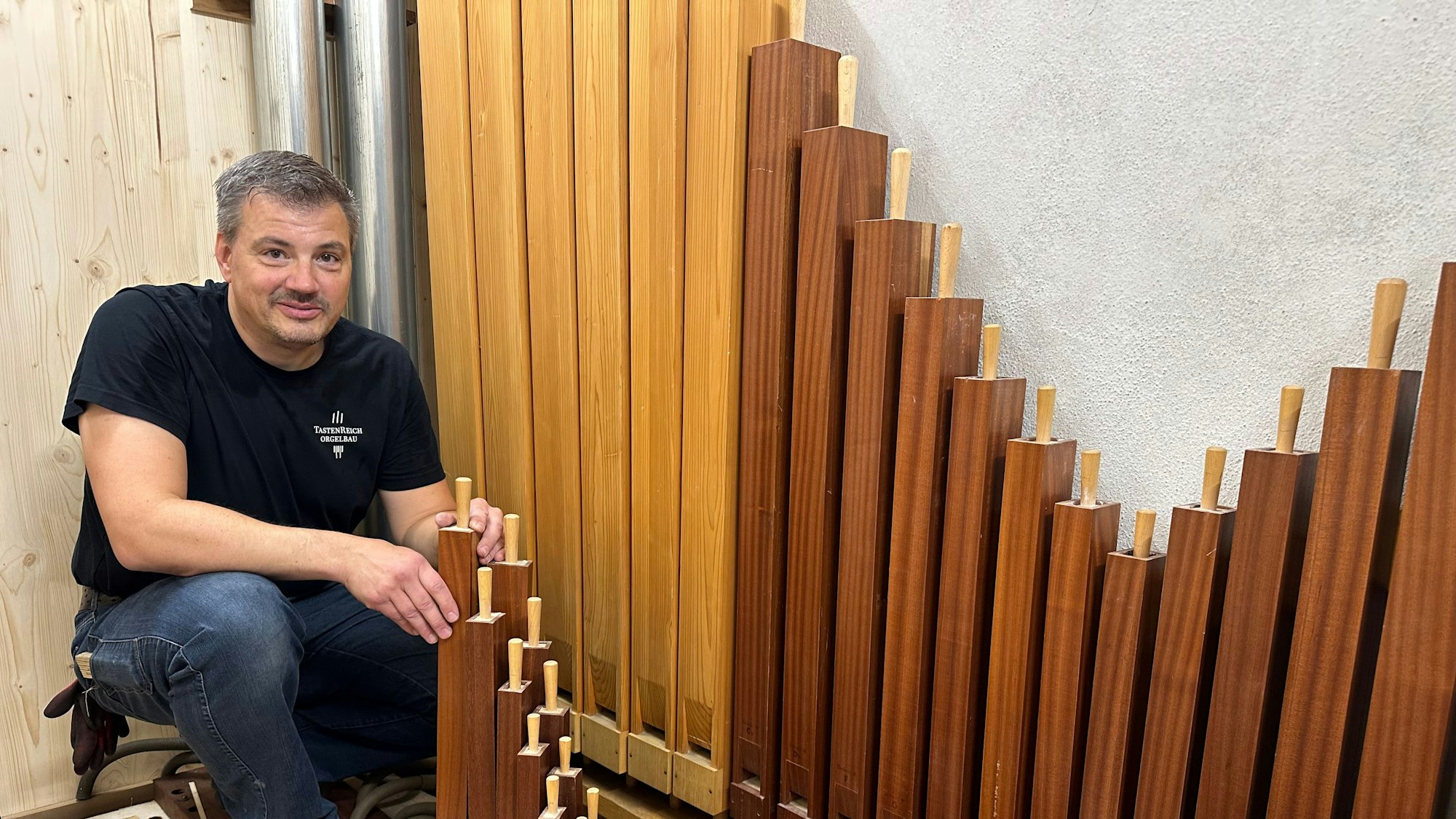 Björn-Daniel Reich an der Stelle im Turmraum von Sankt Martinus, wo die neuen Orgelpfeifen ihren Platz haben werden.