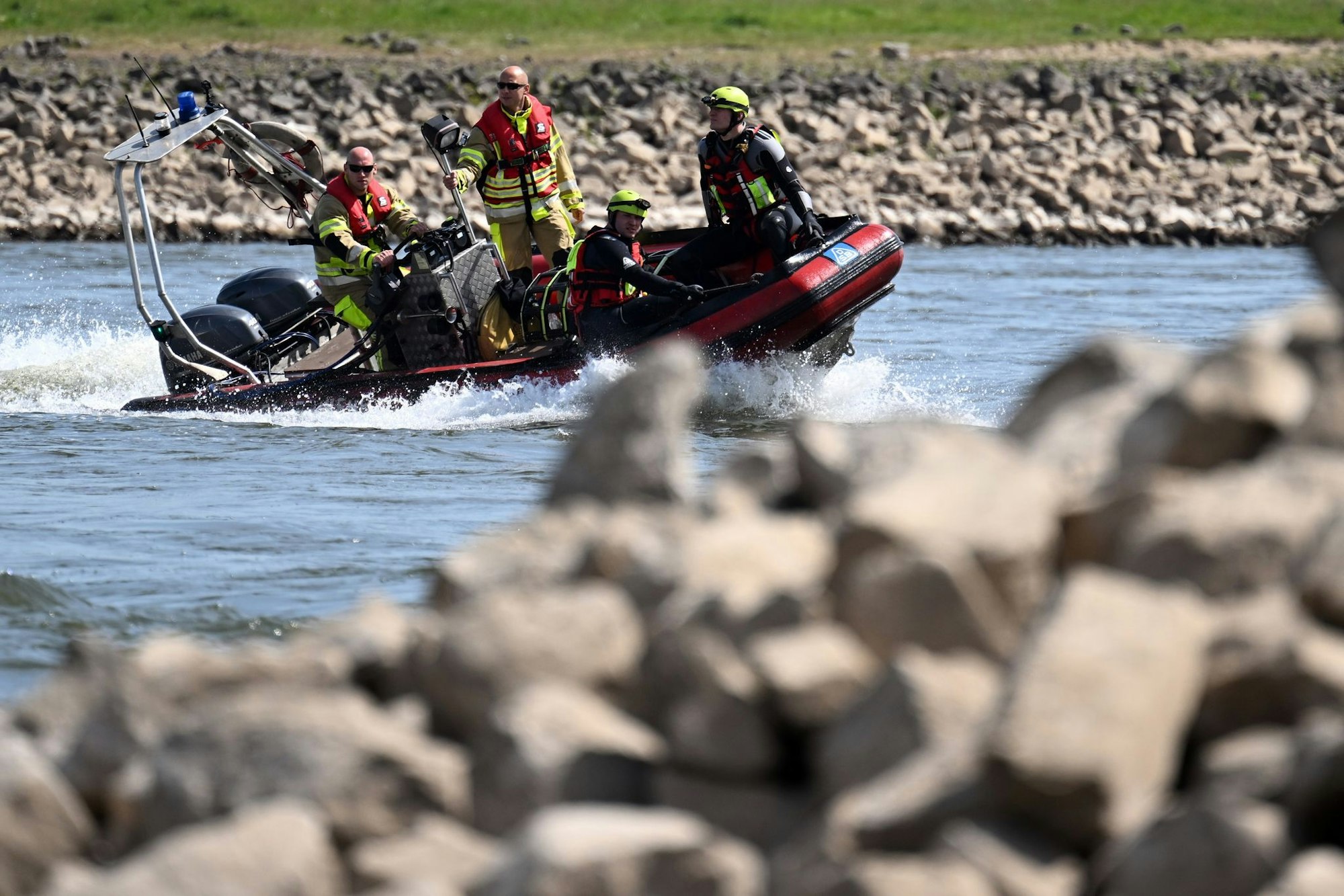 Die Feuerwehr suchte mit mehreren Booten nach dem Vermissten. (Symbolbild)