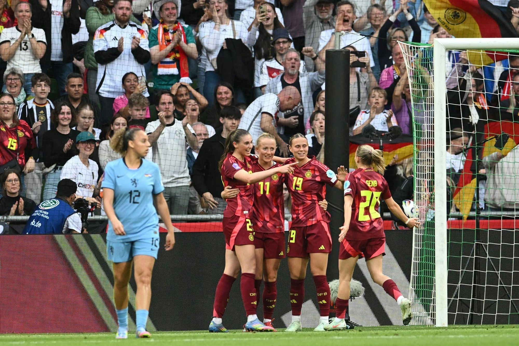 Großer Jubel bei den DFB-Frauen um Torschützin Lea Schüller (M.)