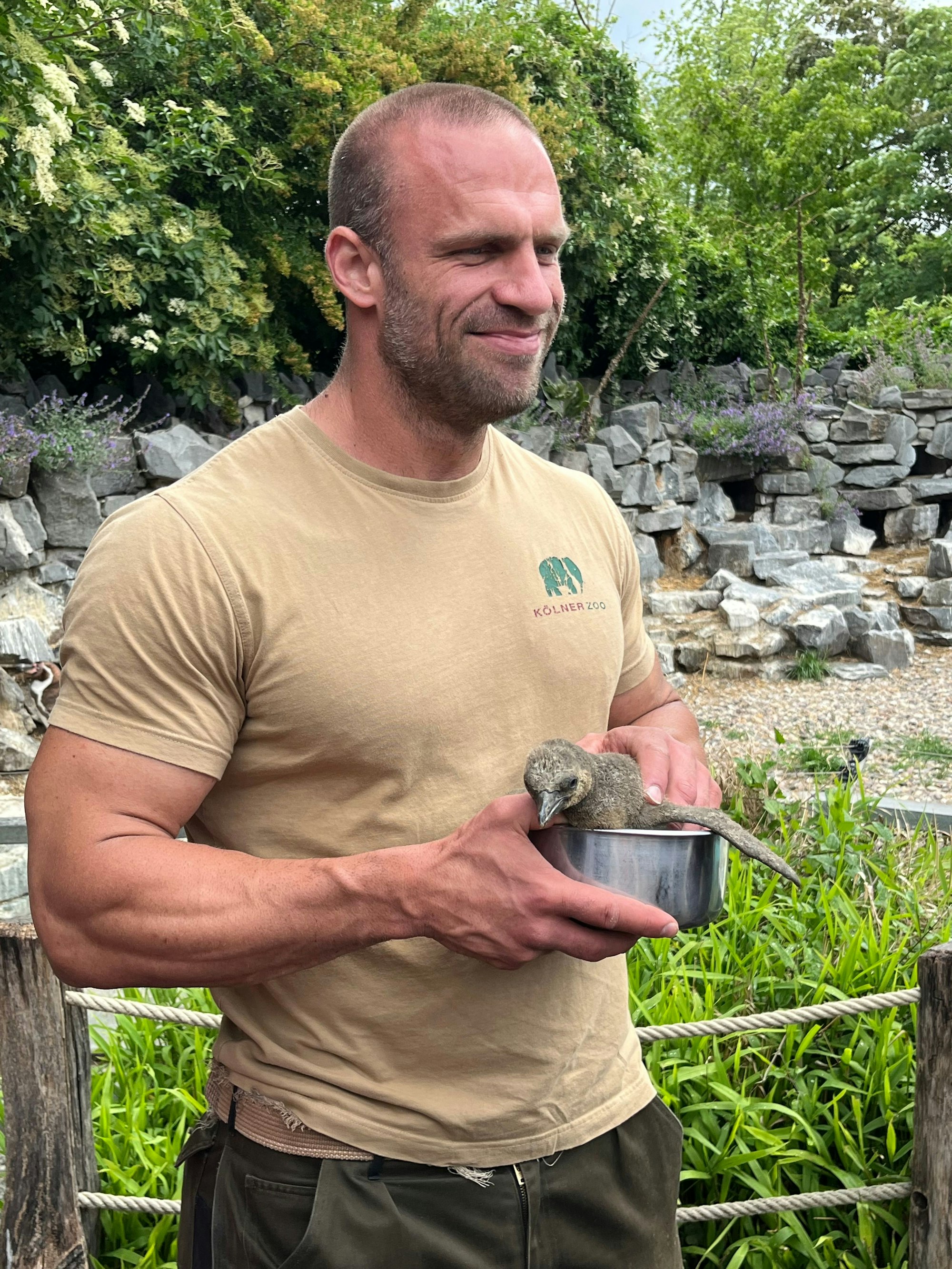 Tierpfleger Julian Heck hatte Pinte von Hand aufgezogen.