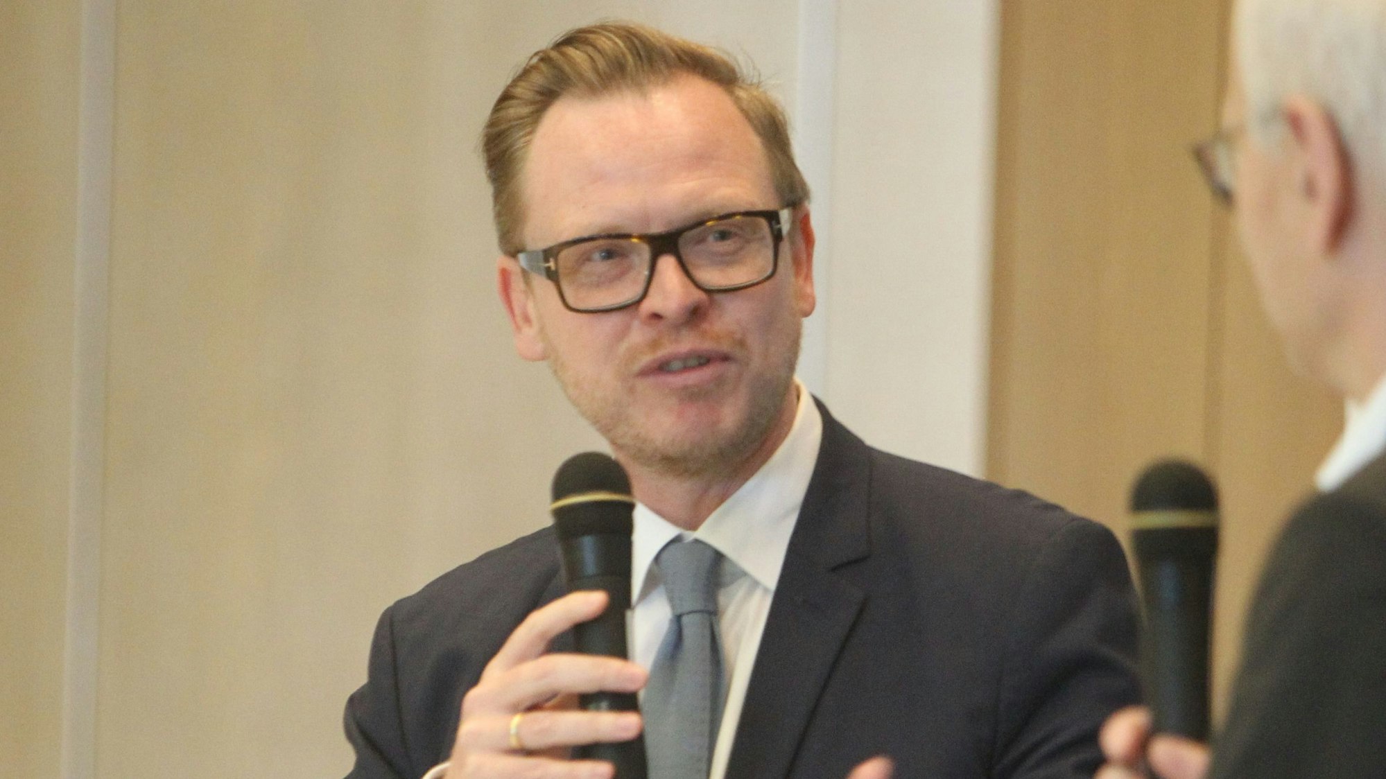 Frühjahrsempfang des Rhein-Sieg-Kreis und der Zeitungen rhein-Sieg Rundschau, Rhein-Sieg-Anzeiger und Bonner Rundschau im Kreishaus in Siegburg.
Der Bonner Philosoph und Autor Prof. Dr. Markus Gabriel im Gespräch mit Chefredakteur Raimund Neuss