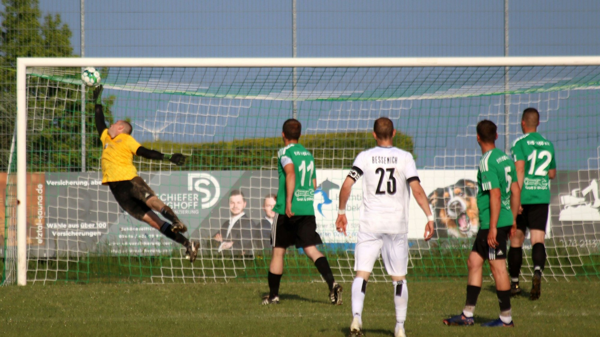 Ein Torwart streckt sich vergeblich nach einem Freistoß: Der Ball landet im Winkel.