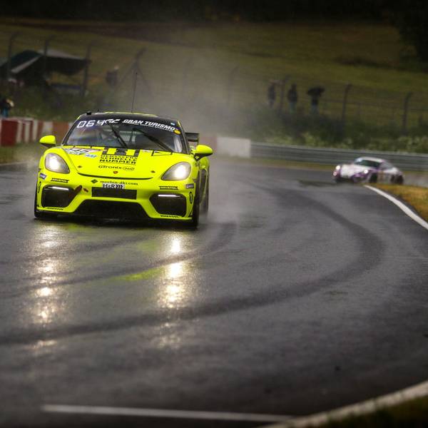 Der Porsche von mcchip fährt auf der regennassen Rennstrecke.