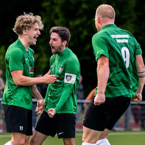 Spieler von Flamersheim/Kirchheim bejubeln ein Tor von Lukas Heiwolt.