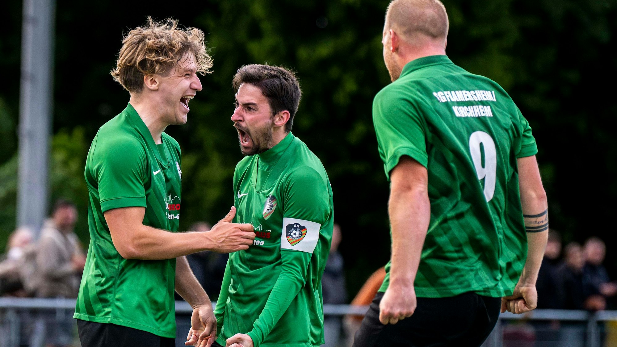 Spieler von Flamersheim/Kirchheim bejubeln ein Tor von Lukas Heiwolt.