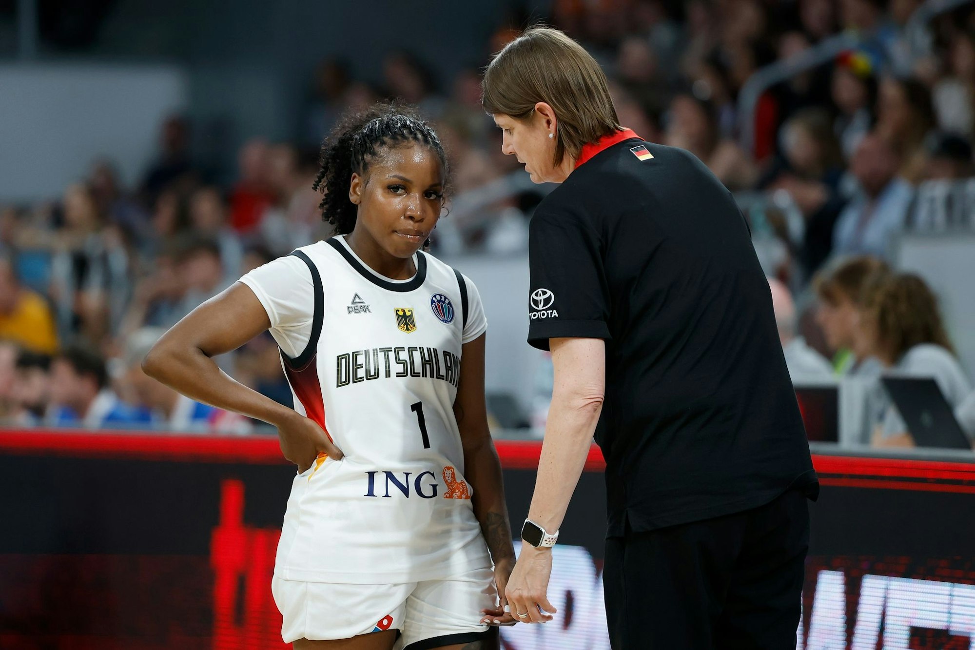 Viel zu besprechen: Spielerin Peterson und Trainerin Thomaidis.