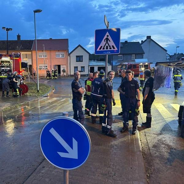 Das Bild zeigt Einsatzkräfte der Feuerwehr in Erftstadt-Herrig.