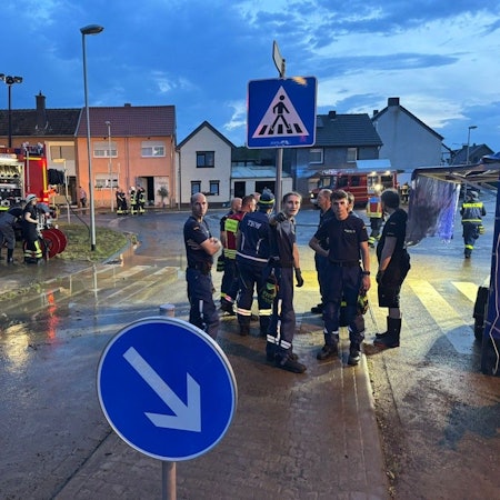 Das Bild zeigt Einsatzkräfte der Feuerwehr in Erftstadt-Herrig.