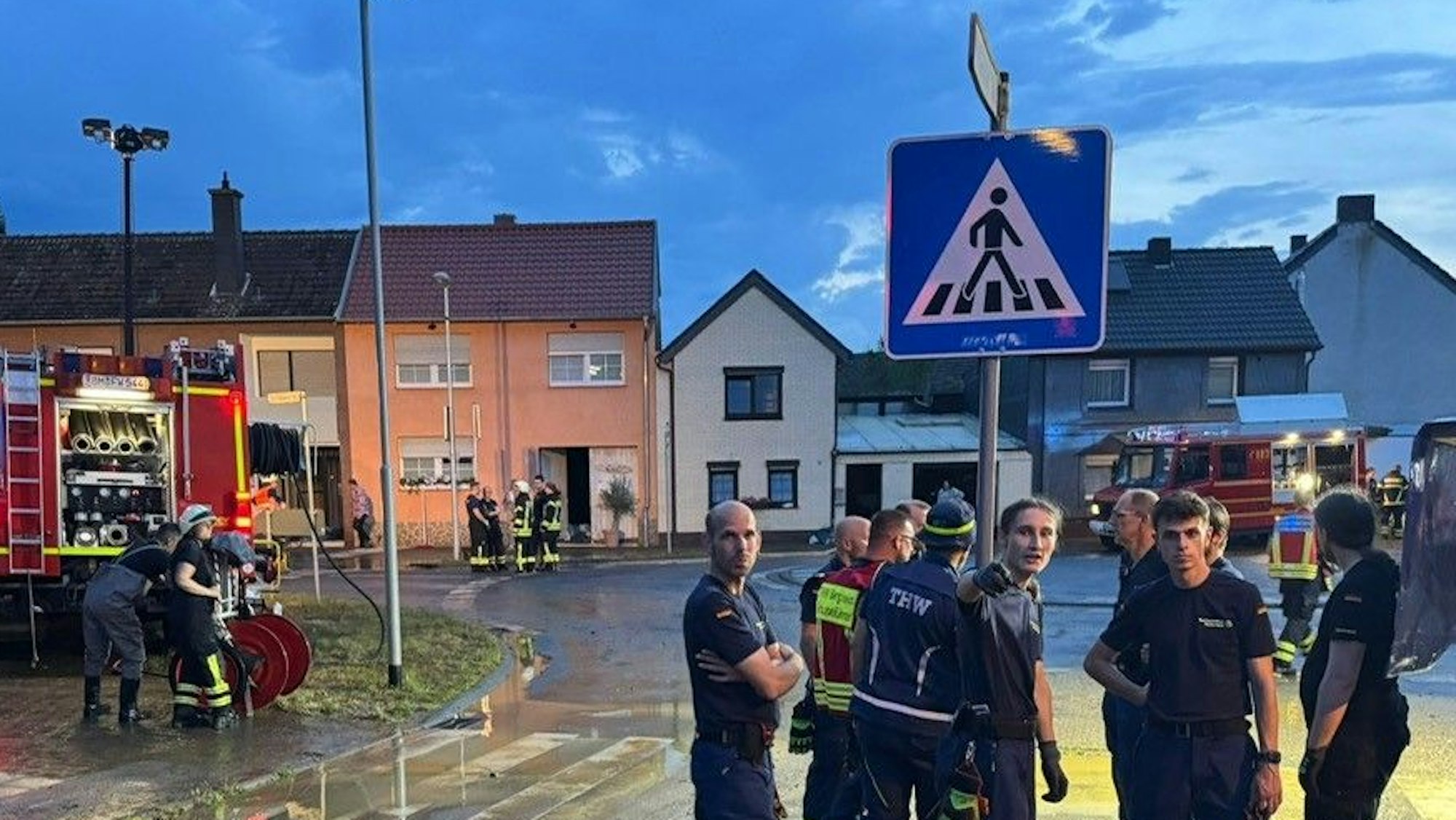 Das Bild zeigt Einsatzkräfte der Feuerwehr in Erftstadt-Herrig.
