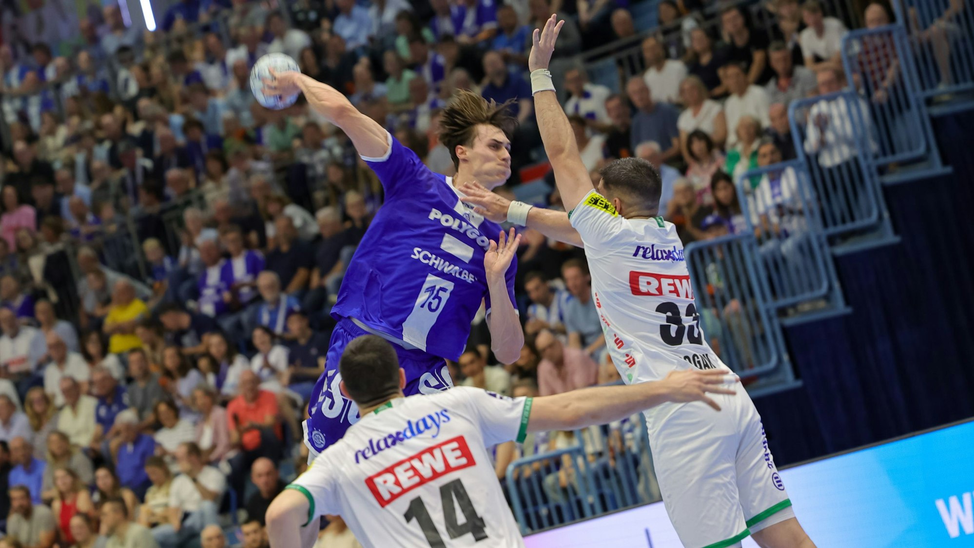 Miro Schluroff überwindet beim Wurf den Leipziger Franz Semper.