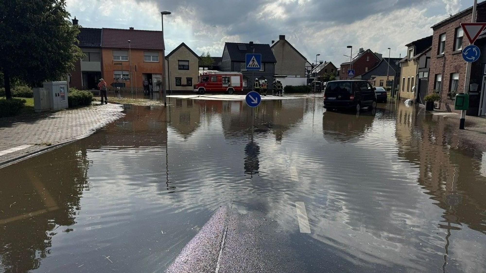 Ein Unwetter mit Niederschlägen von bis zu 80 Litern setzte den Stadtteil Herrig in Erftstadt unter Wasser.
