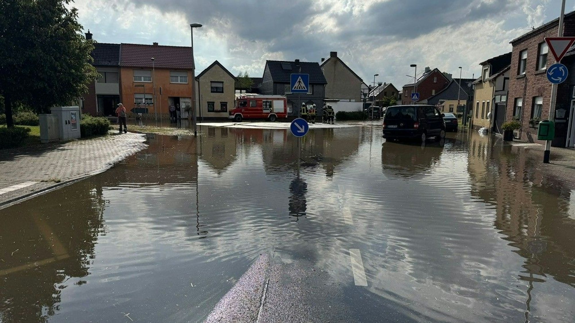 Eine Straße wurde von Wasser geflutet.