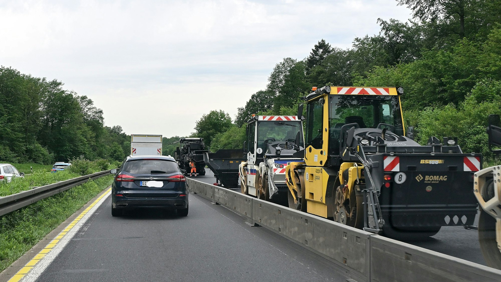 Baufahrzeuge sind auf einem abgetrennten Teil der A4 zu sehen. Der Verkehr fließt daneben einspurig.