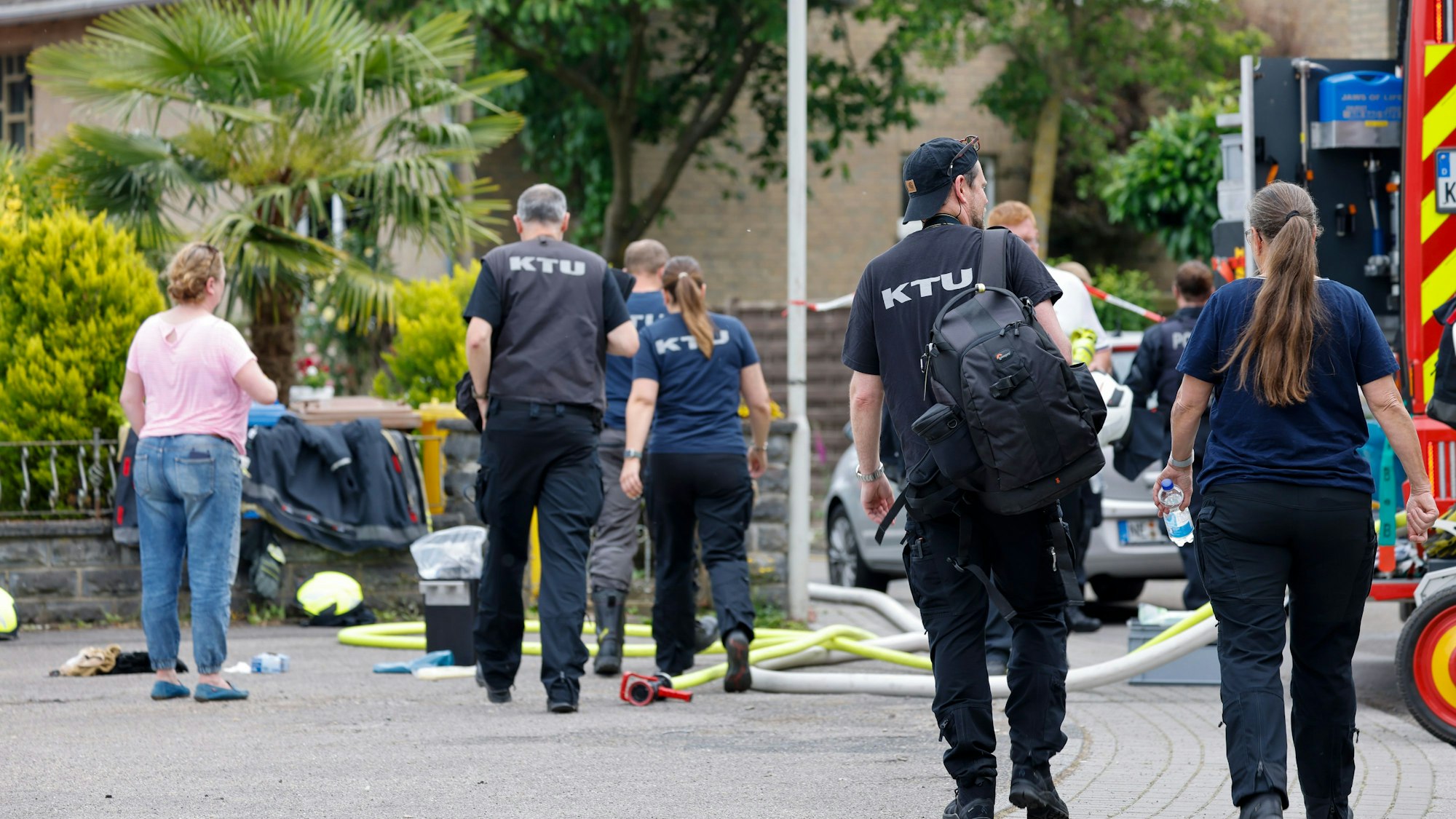 Beamte der KTU (Kriminaltechnische Untersuchung) gehen zu dem Wohnhaus, auf das ein Kleinflugzeug abgestürzt ist.