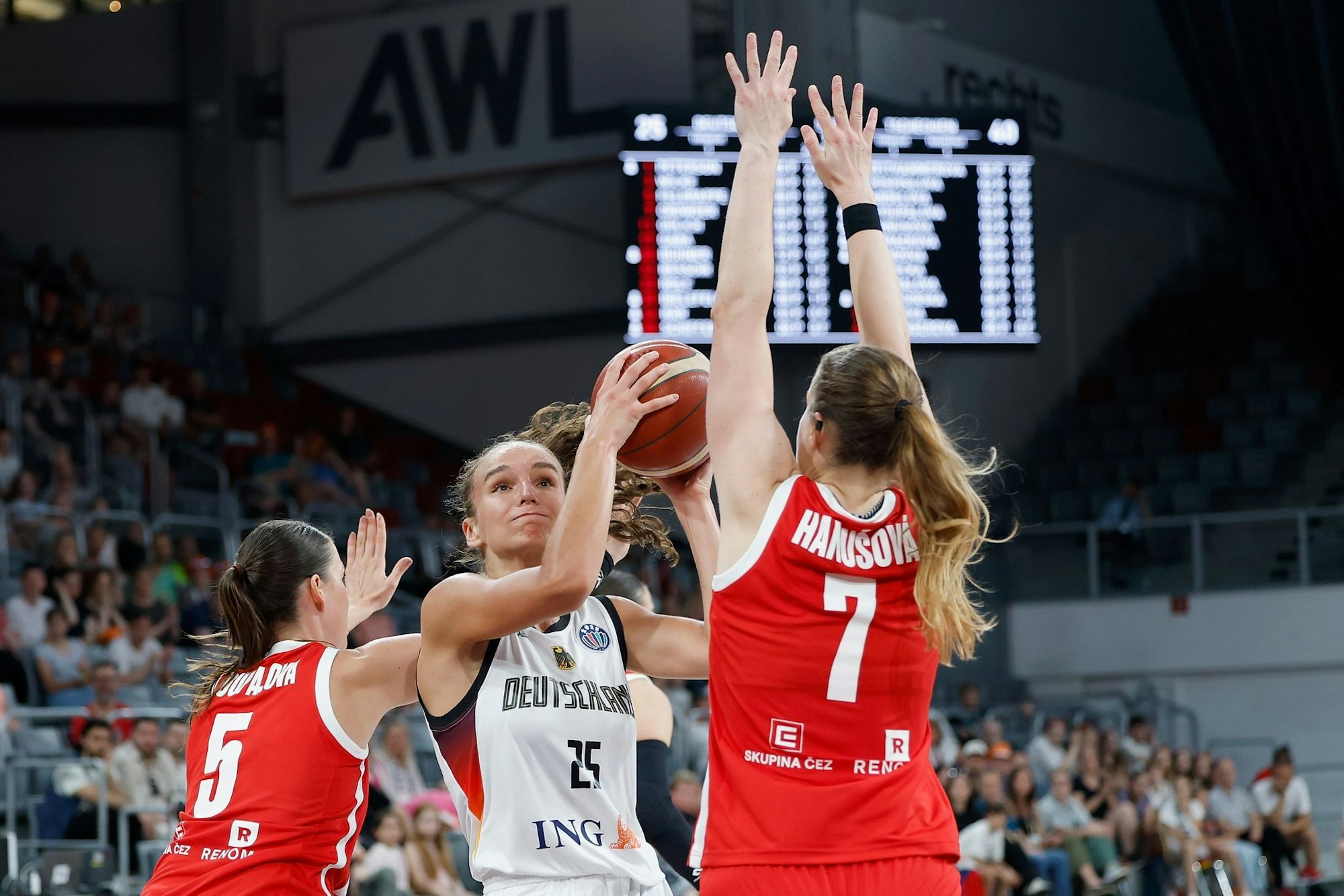 Kaum ein Durchkommen für die deutschen Basketballerinnen.