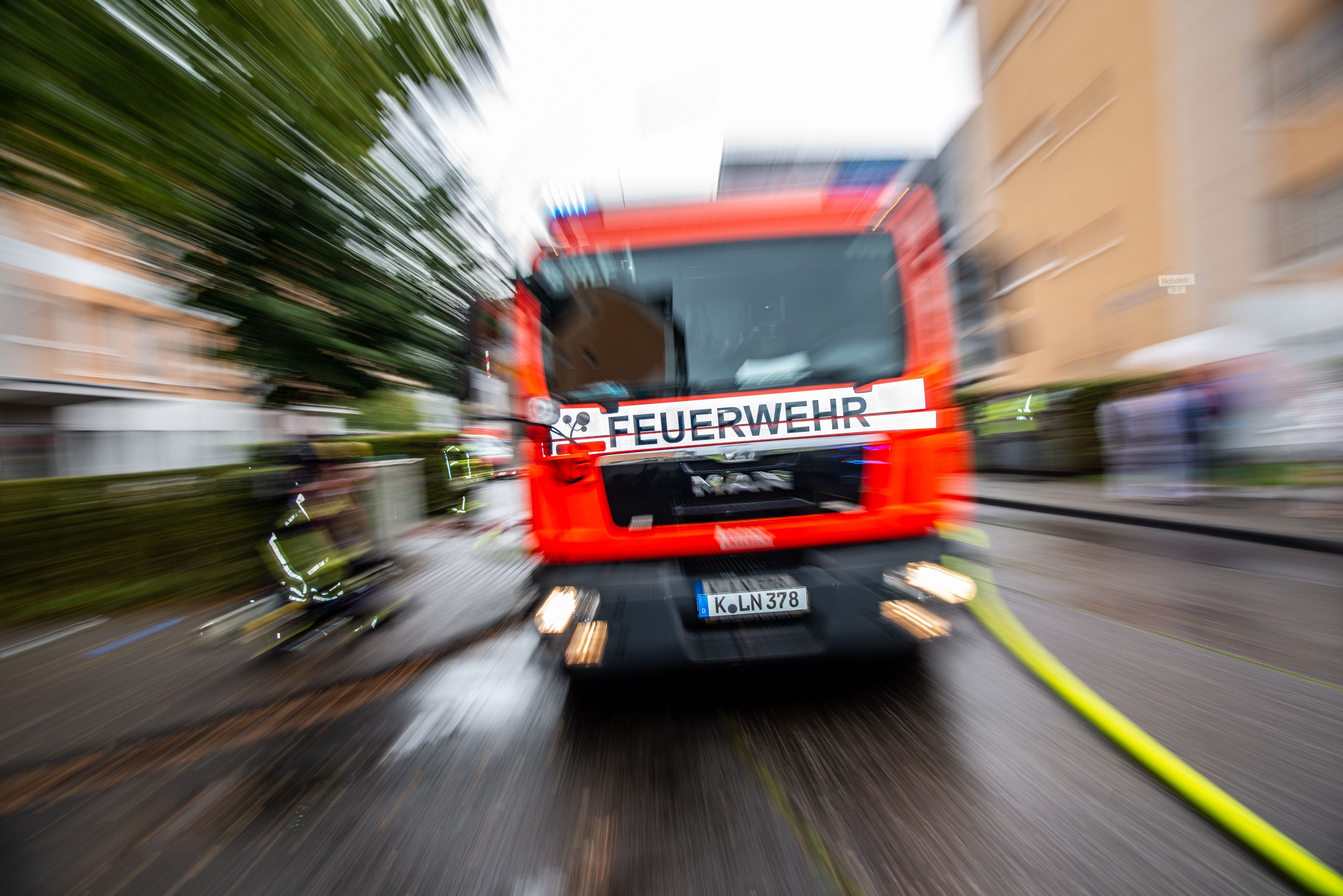 Ein Feuerwehrfahrzeug ist im Einsatz.