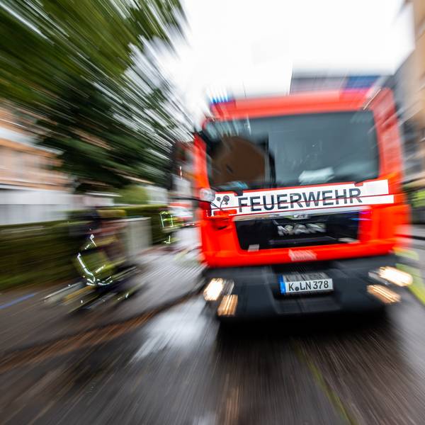 Ein Feuerwehrfahrzeug ist im Einsatz.