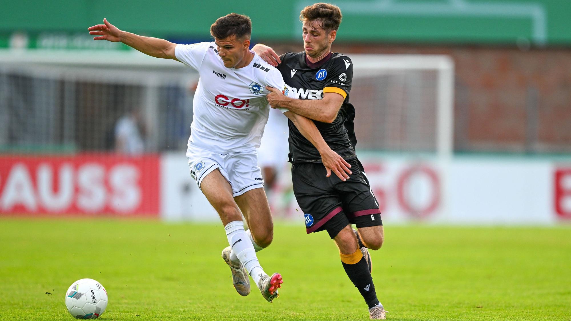 Nico Thier im Zweikampf mit Leon Jensen von Karlsruhe im DFB Pokal