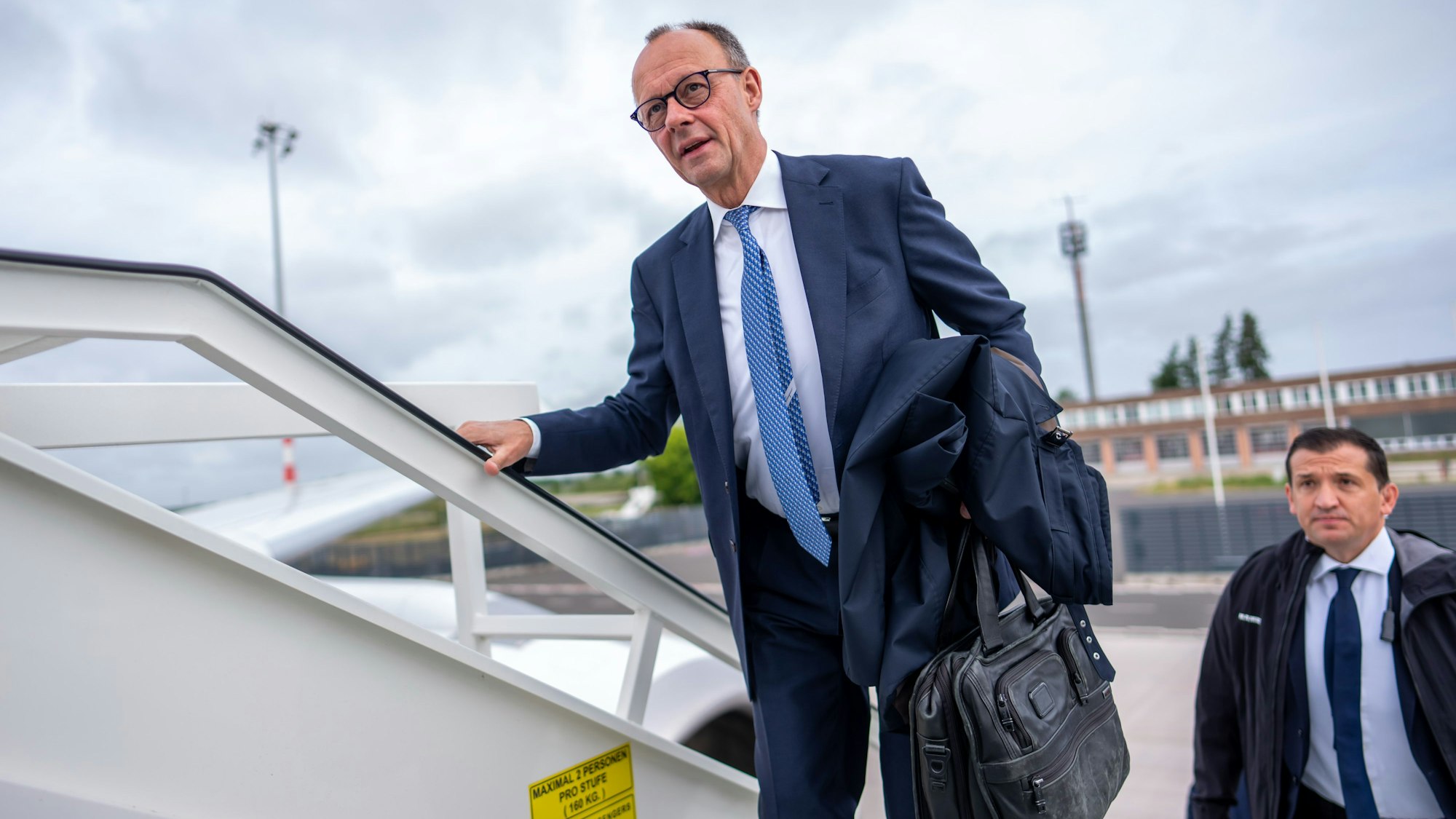 Bundeskanzler Friedrich Merz (CDU) steigt in ein Flugzeug. Am Donnerstag soll er US-Präsidenten Donald Trump im Weißen Haus treffen.