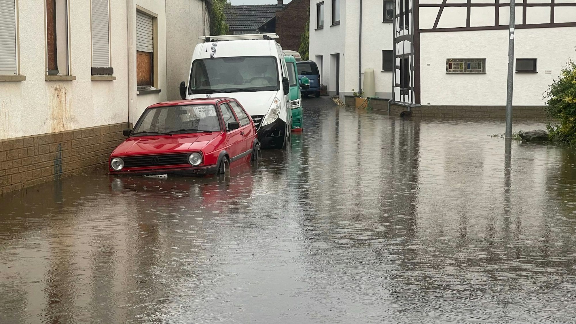 dpatopbilder - 31.05.2025, Nordrhein-Westfalen, Euskirchen: Eine Straße steht unter Wasser. Starkregen war über den Ort hinweggezogen. Foto: -/NWM-TV/dpa +++ dpa-Bildfunk +++