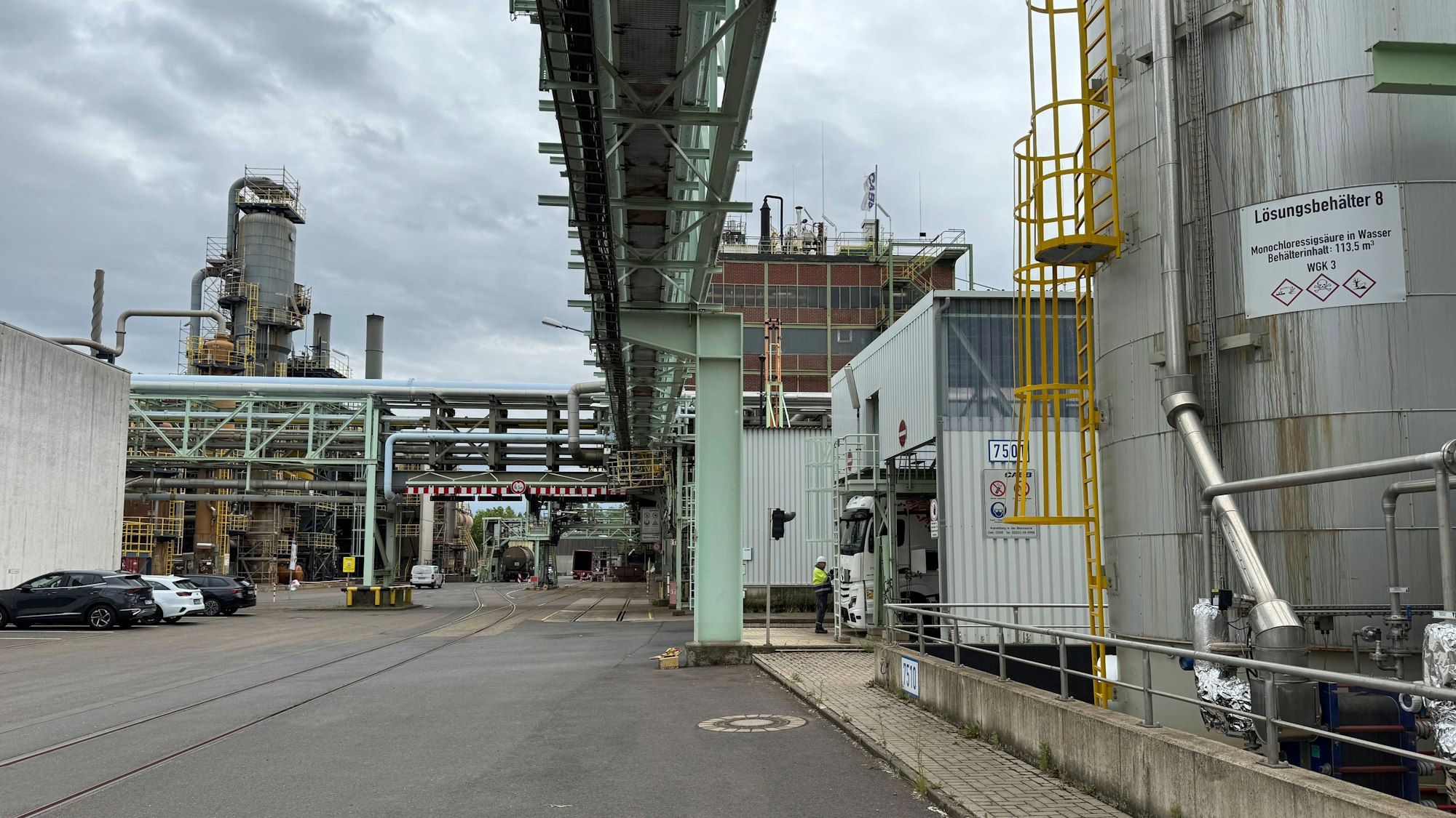 Das Bild zeigt die langen Rohre und Container auf dem Werksgelände.