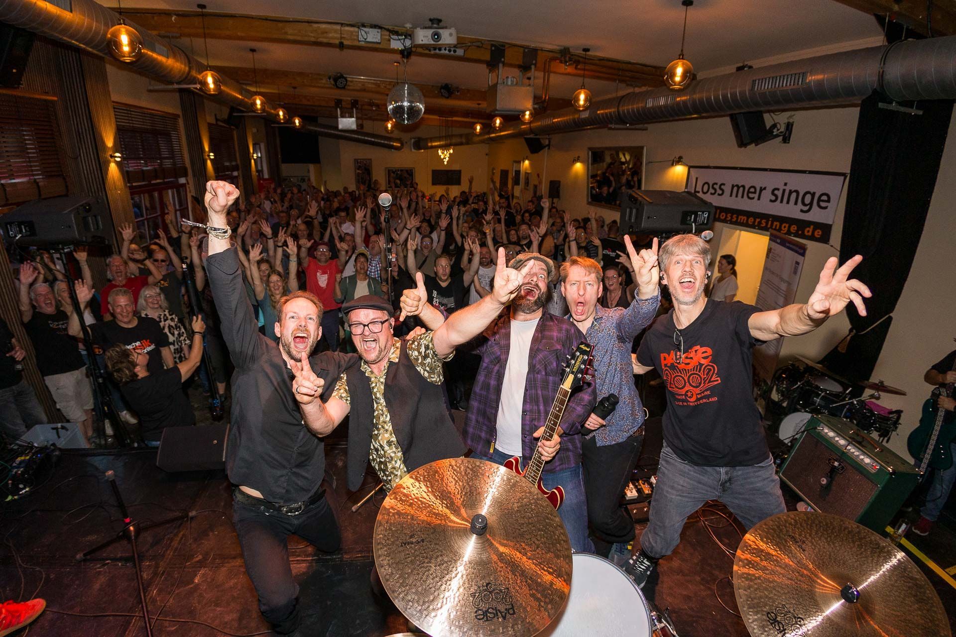 Die Band Halvlang feiert ihren Sieg beim Kölsche Musik Bänd Kontest 2025 in der Alteburg.