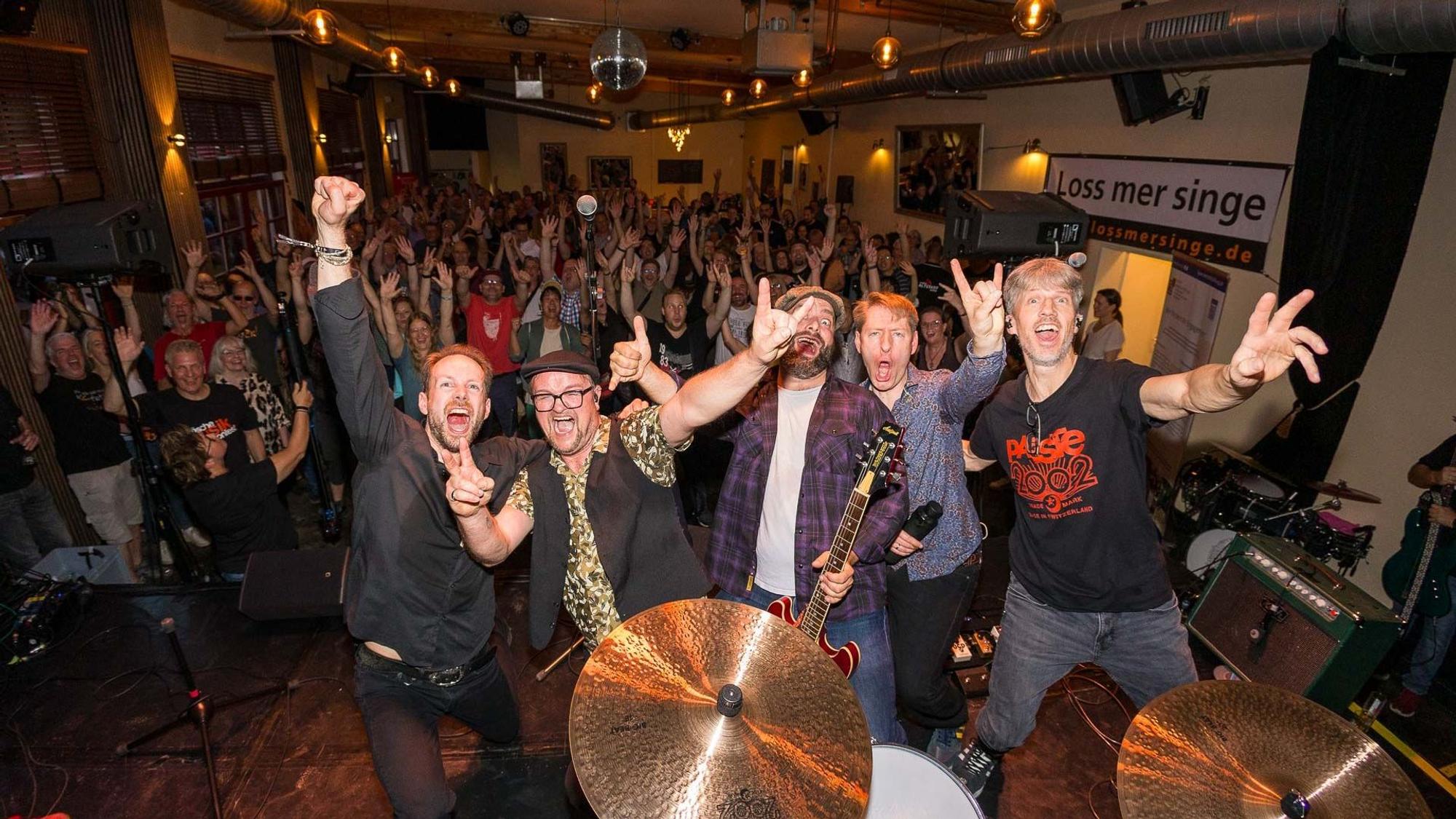 Die Band Halvlang feiert ihren Sieg beim Kölsche Musik Bänd Kontest 2025 in der Alteburg.