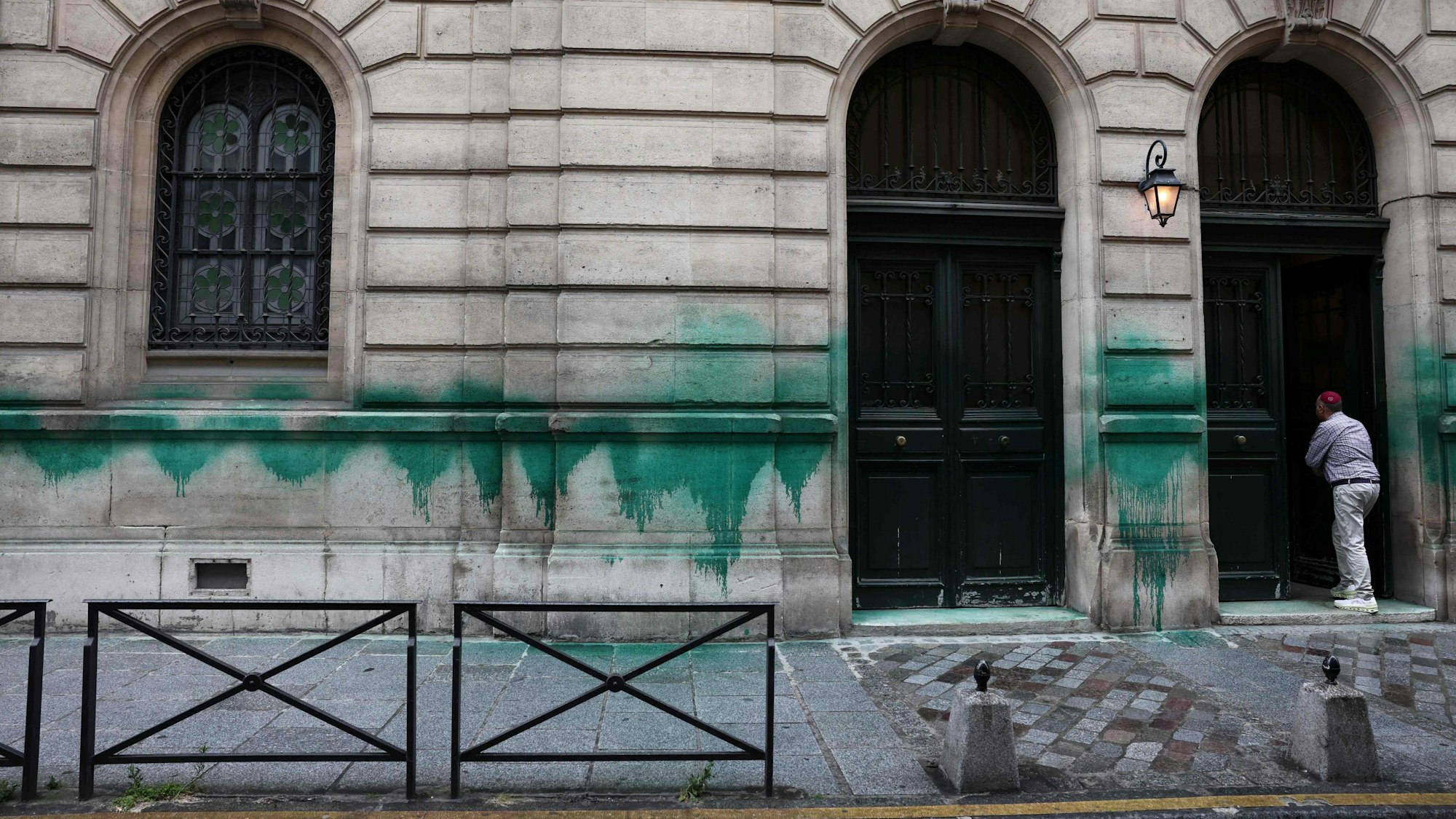 Das Shoah-Mahnmal, zwei Synagogen und ein Restaurant im Zentrum von Paris wurden in der Nacht zum 30. Mai 2025 mit grüner Farbe besprüht.