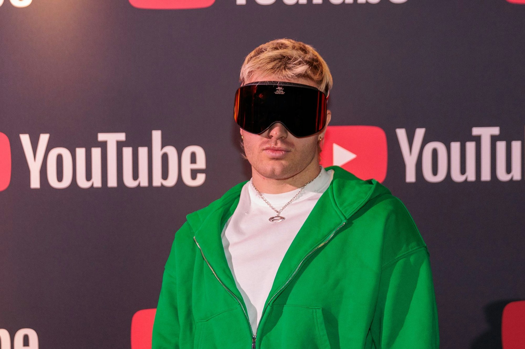 Je dicker die Brille desto cooler? Rapper Ski Aggu ist bekannt für seine Skibrille. Diesen Sommer werden Sie womöglich viele Leute mit Ski-, Masken, Shield- oder Biker-Brillen sehen. Dezent ist out.