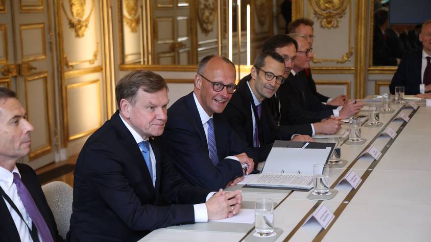 Der neue Bundeskanzler Friedrich Merz und Außenminister Johann Wadephul sitzen zu Gesprächen mit dem französischen Präsidenten Macron im Elysee-Palast in Paris.