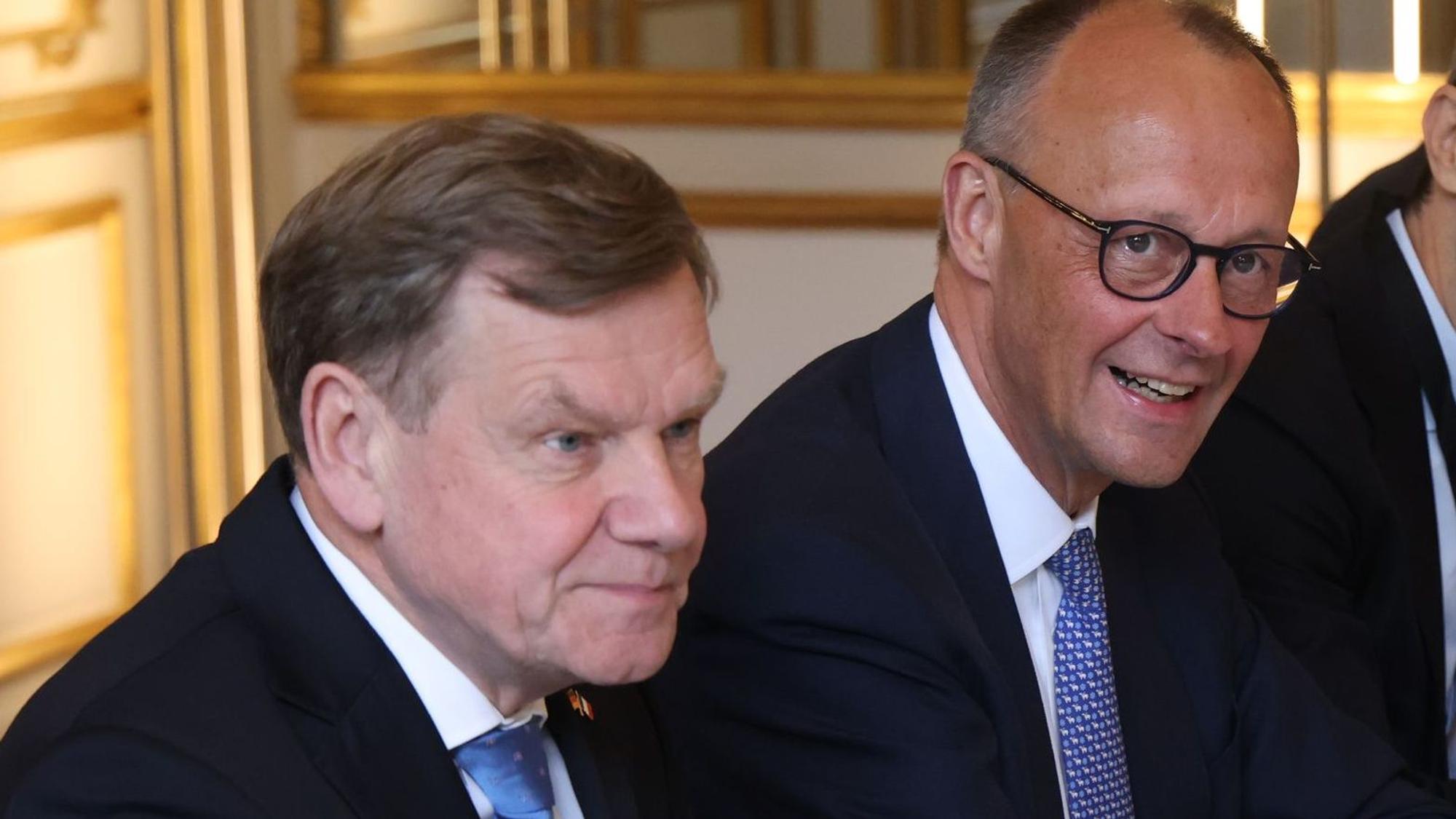 Der neue Bundeskanzler Friedrich Merz und Außenminister Johann Wadephul sitzen zu Gesprächen mit dem französischen Präsidenten Macron im Elysee-Palast in Paris.