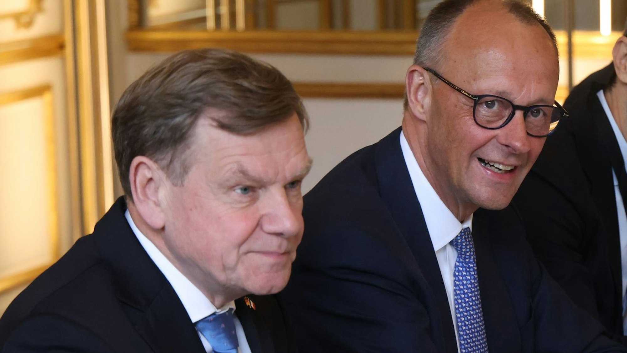 Der neue Bundeskanzler Friedrich Merz und Außenminister Johann Wadephul sitzen zu Gesprächen mit dem französischen Präsidenten Macron im Elysee-Palast in Paris.