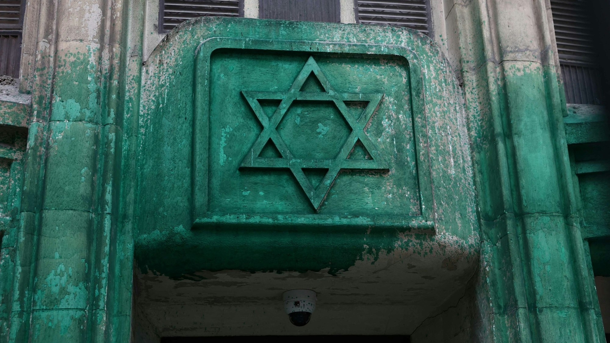 Mit grüner Farbe sind die Wände der Agoudas-Hakehilos-Synagoge in Paris am beschmiert.