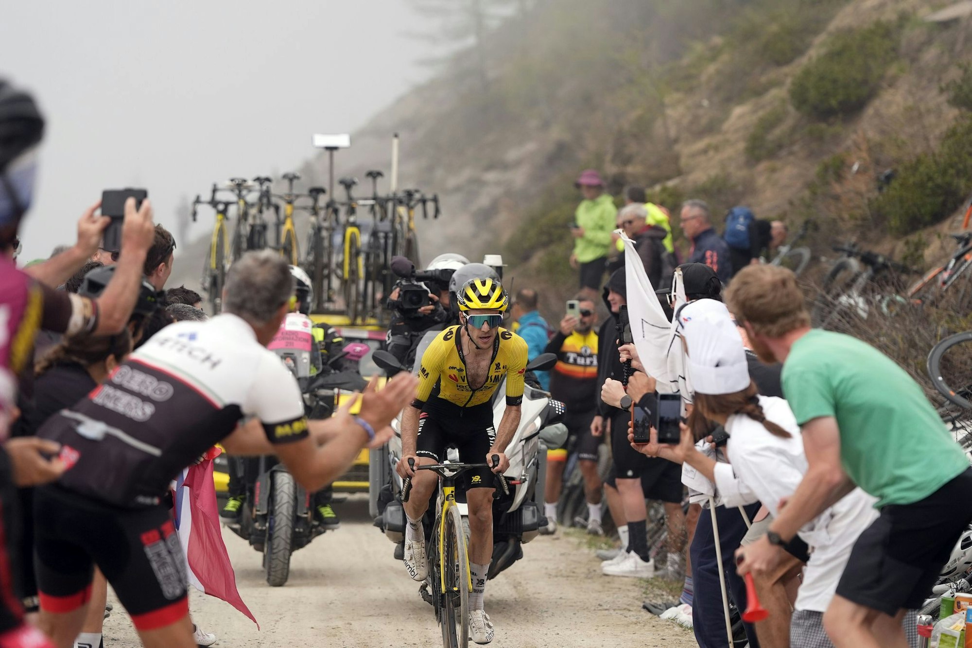 Attacke am Schotter-Monster: Simon Yates am Colle delle Finestre.
