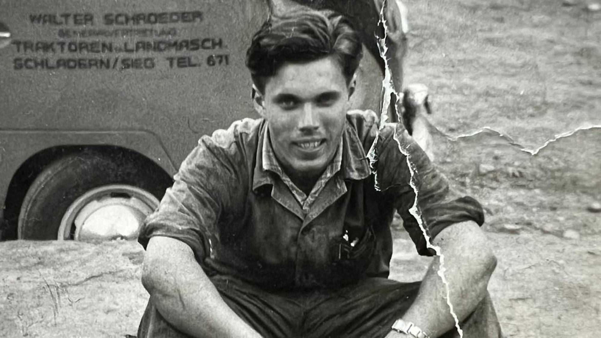 Helmut Schroeder 1962, hinter ihm der Firmen-VW seines Vaters.
Repro: Schmidt