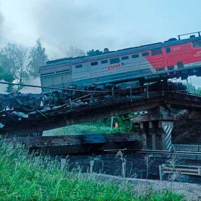 Die Brücke ist nach dem Absturz eines Güterzugs in der russischen Region Kursk, die an die Ukraine grenzt, zerstört.