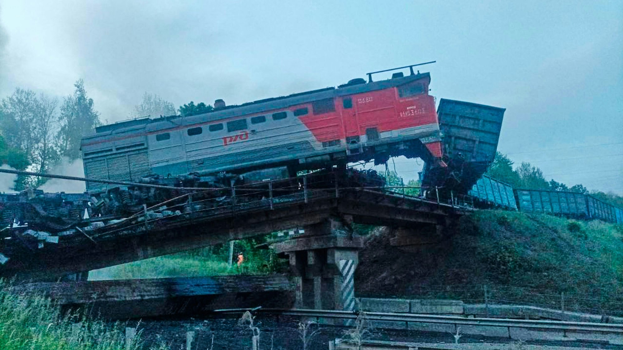 Die Brücke ist nach dem Absturz eines Güterzugs in der russischen Region Kursk, die an die Ukraine grenzt, zerstört.