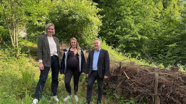 Auch eine Totholzhecke haben Michelle Mink, Ida-Maria Reisch und Patrick Oetterer (v.l.) angelegt.