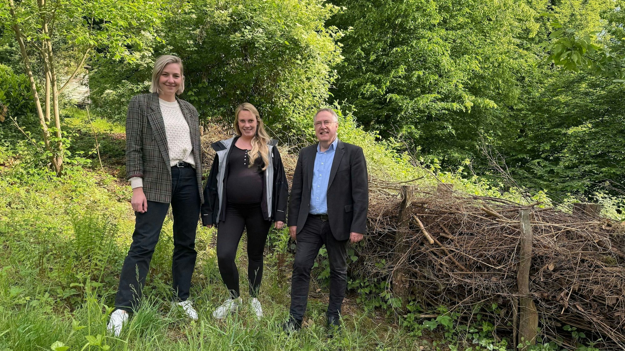 Auch eine Totholzhecke haben Michelle Mink, Ida-Maria Reisch und Patrick Oetterer (v.l.) angelegt.