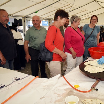 Gözleme, gefüllte Fladenbrote, gehörten zu den Spezialitäten, die der Bergneustädter Moscheeverein seinen Gästen servierte. Vier Tage lang feierte der Verein mit jeweils 800 bis 1000 Gästen sein diesjähriges Frühlingsfest.