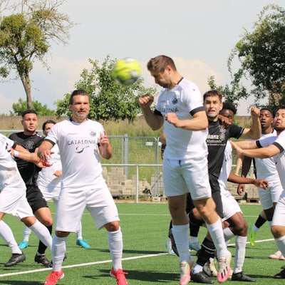 Nach einem Eckball klärt Stefan Ristovski mit dem Kopf.