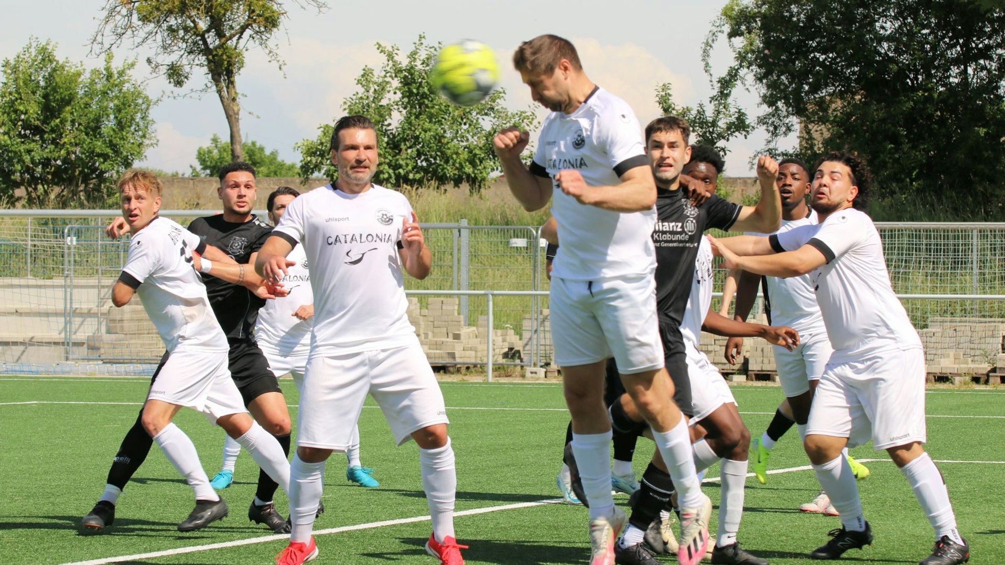 Nach einem Eckball klärt Stefan Ristovski mit dem Kopf.