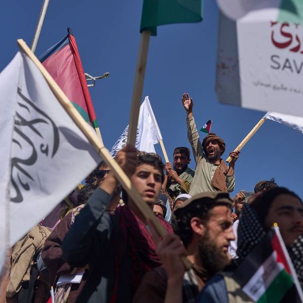 Menschen nehmen an einer pro-palästinensischen Demonstration in Kabul teil.
