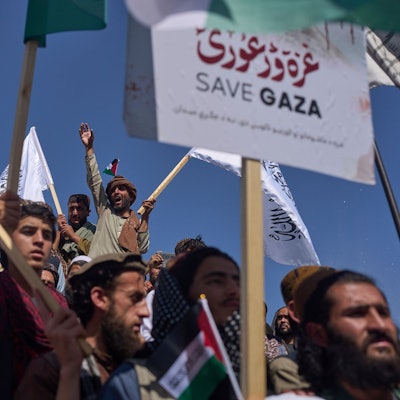 Menschen nehmen an einer pro-palästinensischen Demonstration in Kabul teil.