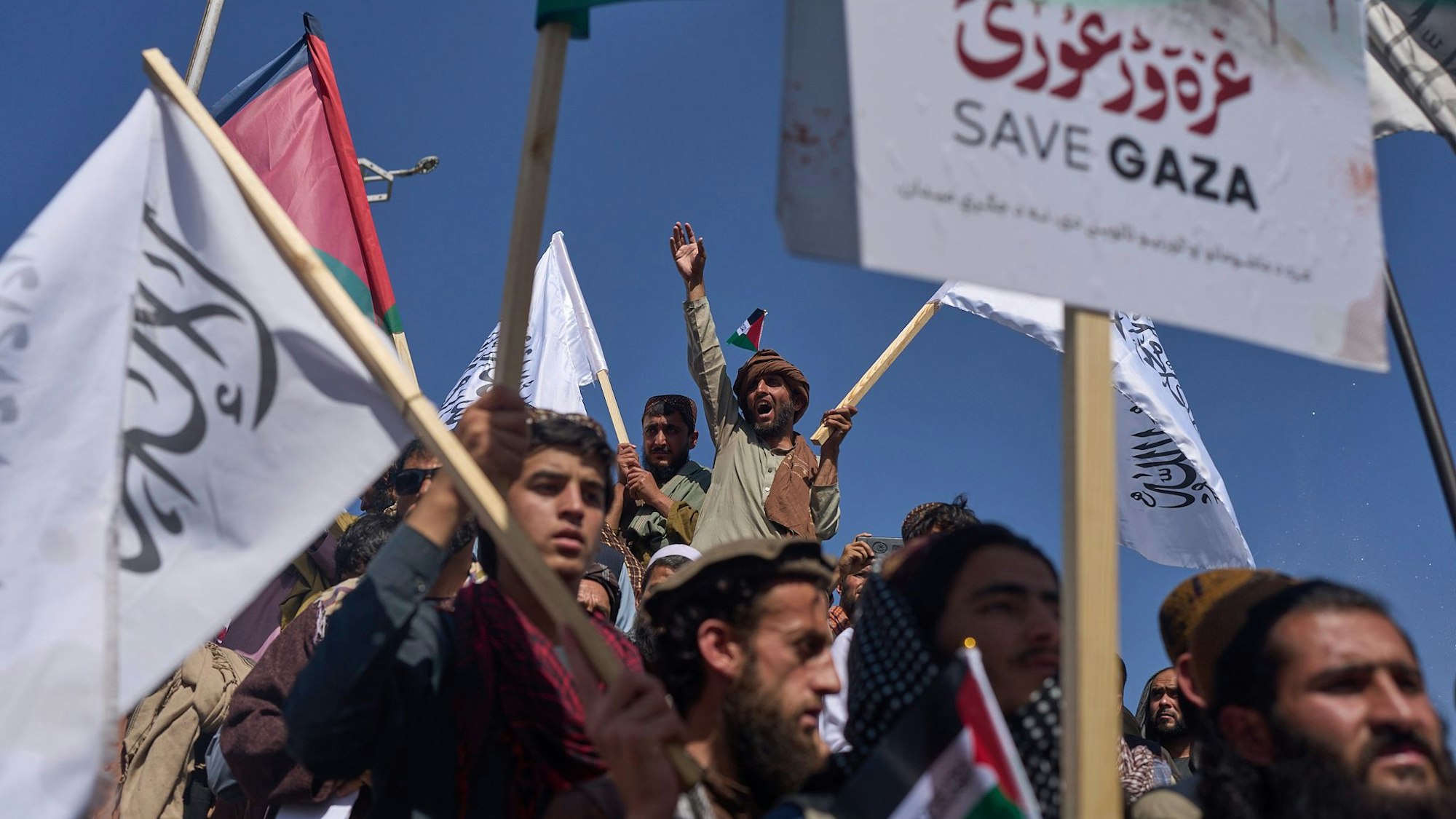 Menschen nehmen an einer pro-palästinensischen Demonstration in Kabul teil.