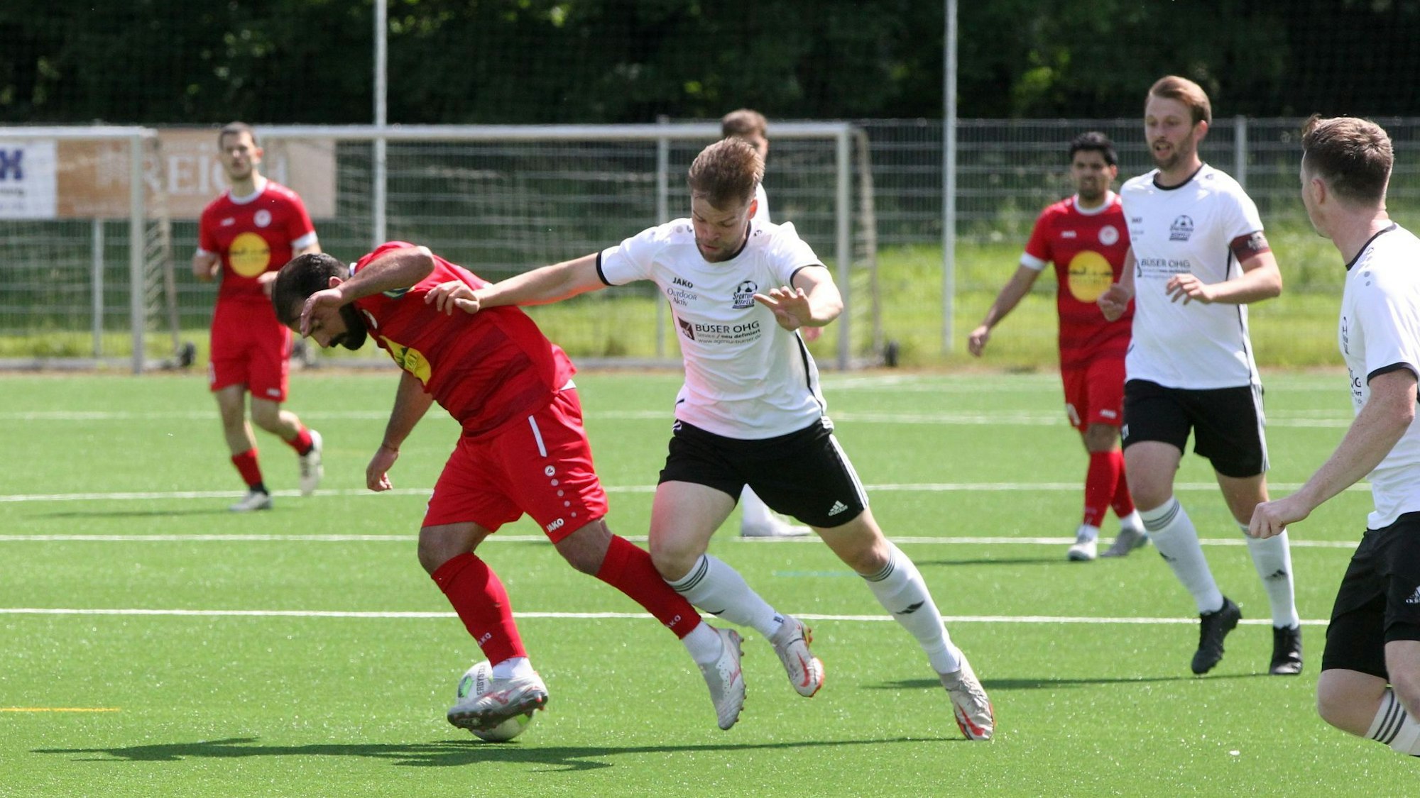 Nierfelds Verteidiger Nils Hahn attackiert einen Gegenspieler.