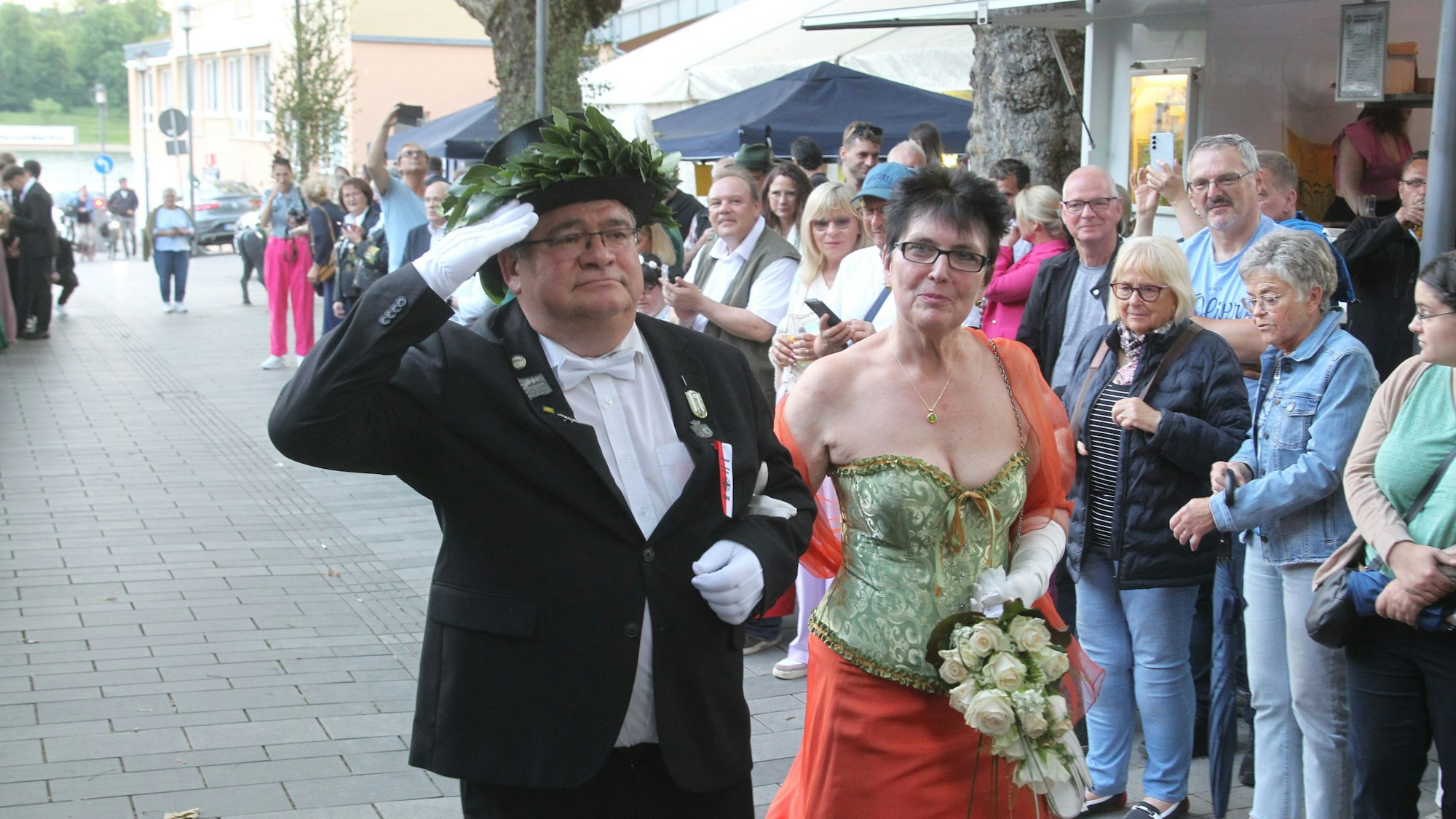 Der neue Schützenkönig in Königswinter heißt Roland Krumscheid mit seiner Königin Marion Kock.