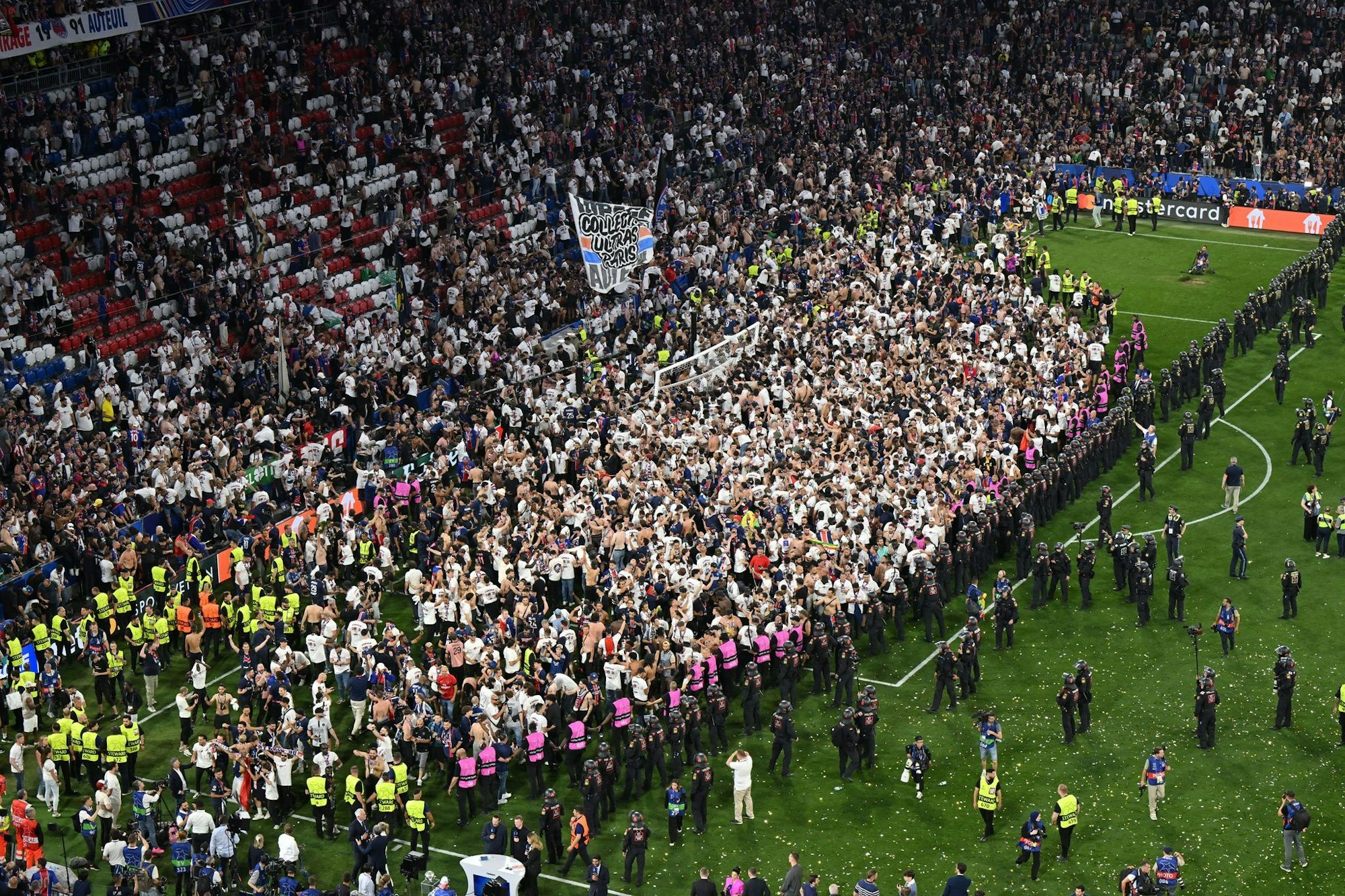 Party auf dem Rasen: Pariser Fans stürmen aus ihrem Block.